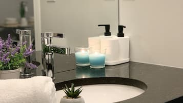 Een douche, handdoeken, zeep, toiletpapier