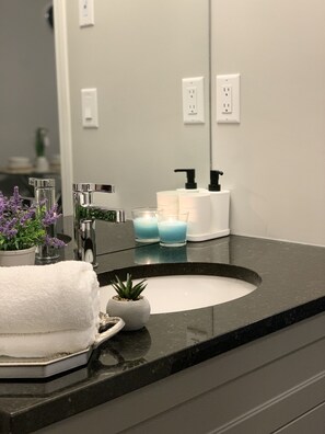 Een douche, handdoeken, zeep, toiletpapier