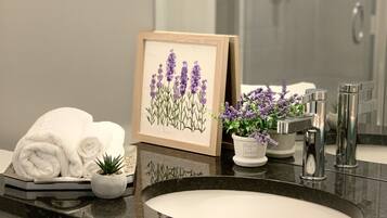 Een douche, handdoeken, zeep, toiletpapier