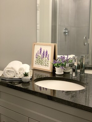 Een douche, handdoeken, zeep, toiletpapier