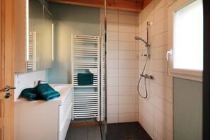 Bruser, hårtørrer, håndklæder, Toiletpapir