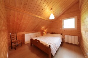 3 dormitorios, tabla de planchar con plancha, cuna de viaje