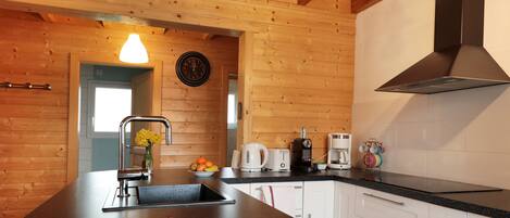 Réfrigérateur, four à micro-ondes, un four, surface de cuisson