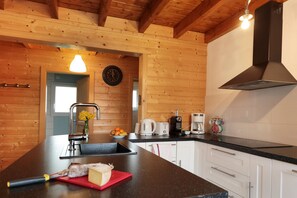 Een koelkast, een magnetron, een oven, een kookplaat