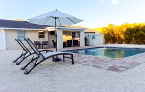 A heated pool - Beautiful New Pool/Spa, Steps to Sand & Restaurants, Golf Cart Included (Holmes Beach)