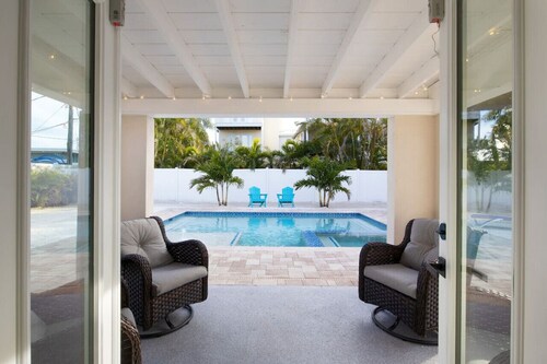 Beautiful New Pool/Spa, Steps to Sand & Restaurants, Golf Cart Included
