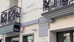 Un bâtiment à la façade moderne, sur lequel on peut voir une enseigne indiquant « Casa del Corso » et une autre indiquant « Ottica ».