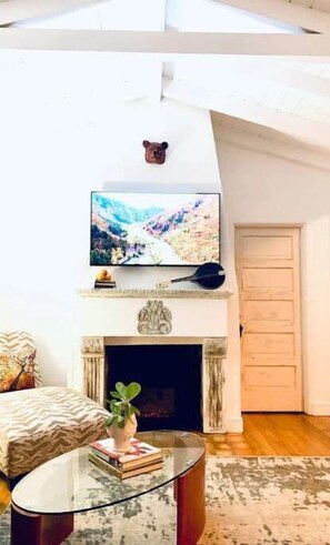 Smart TV, chimenea