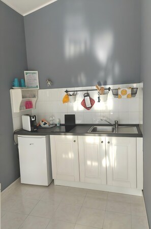 Fridge, stovetop, coffee/tea maker, highchair