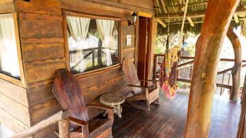 مساحة عمل للكمبيوتر المحمول وواي فاي مجانًا وملاءات أسرّة