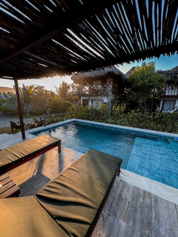 Utomhuspool, öppet 09.00 till 21.00, parasoller och solstolar