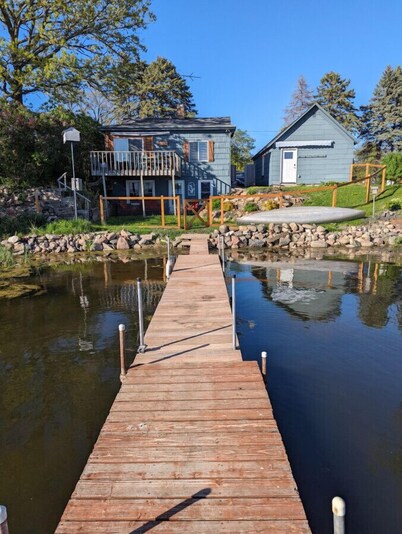 Mink Lake Cabin: lakeside, peaceful, homey