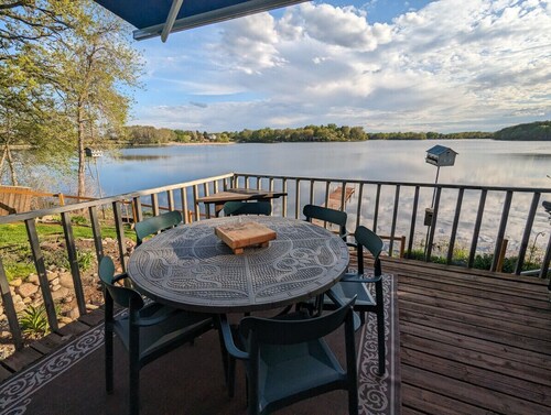 Mink Lake Cabin: lakeside, peaceful, homey