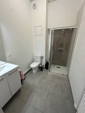 Douche, sèche-cheveux, papier toilette