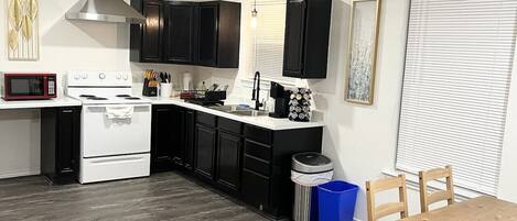 Frigorífic, microones, forn i placa de cuina