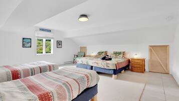 4 dormitorios, escritorio, tabla de planchar con plancha y cuna de viaje