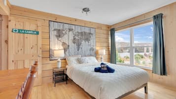 4 habitaciones, escritorio y tabla de planchar con plancha