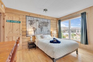 4 sovrum, skrivbord, strykjärn/strykbräda och resesäng