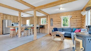 Smart TV, chimenea, futbolito, libros