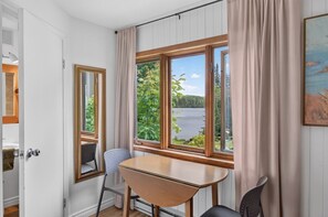 Dining - L`eau douce - Lumière naturelle en bord de lac (Saint-Donat-de-Montcalm)