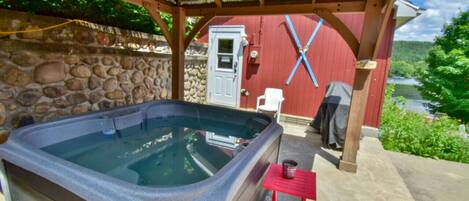Outdoor spa tub
