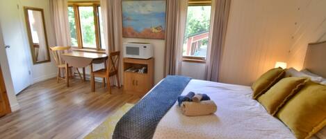 2 室のベッドルーム、デスク、WiFi (無料)、ベッドシーツ