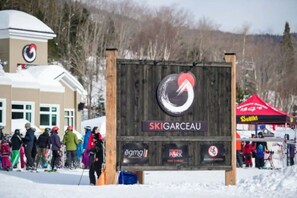A wooden sign with 'SKIGARCEAU' and logos for 'egmg11' and 'Central Park'.