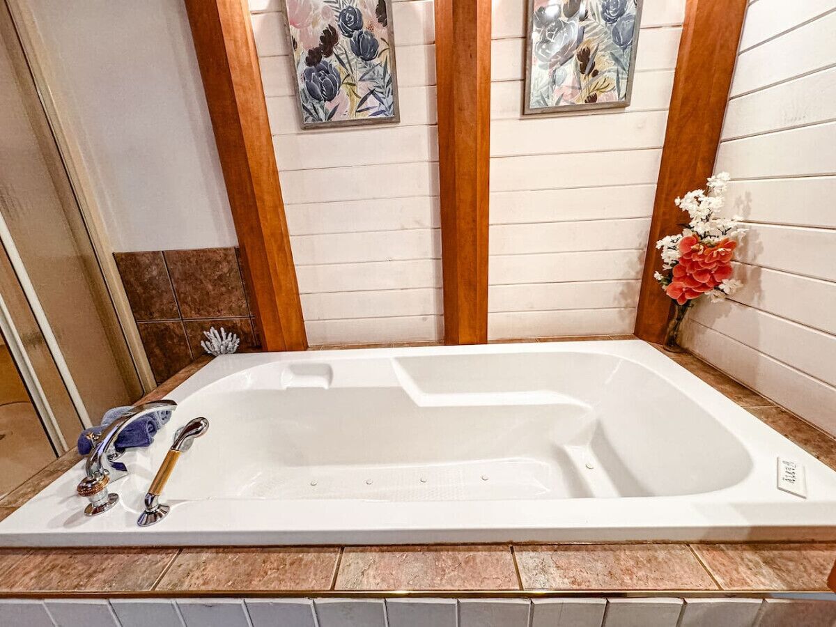 Salle de bain avec bain et douche