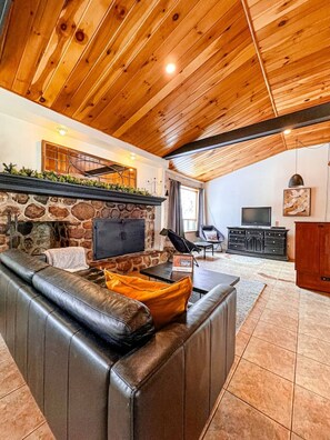 Interior - La Tanière - Retraite en Nature Avec Foyer au Bois (Saint-Donat-de-Montcalm)