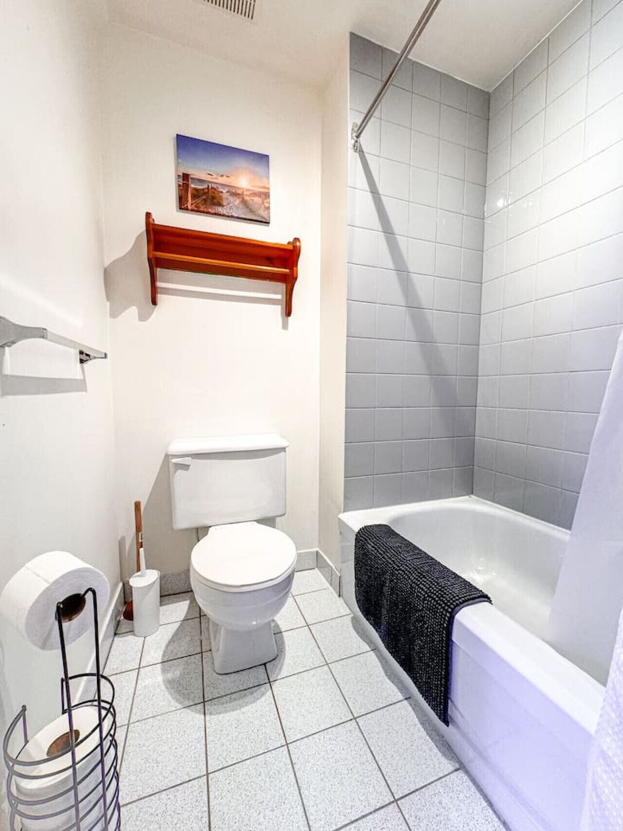Ein modernes Badezimmer mit Toilette, Bidet und Badewanne.