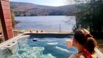 Tina de hidromasaje al aire libre