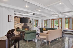 Smart TV, fireplace - Domaine du Lac Provost - Mariage & Lac à l`épaule (Saint-Donat-de-Montcalm)