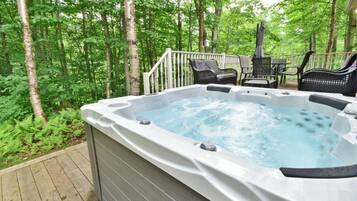 Tina de hidromasaje al aire libre