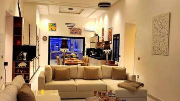 Room, 1 Bedroom, Terrace, Garden View | Bahagian dalam