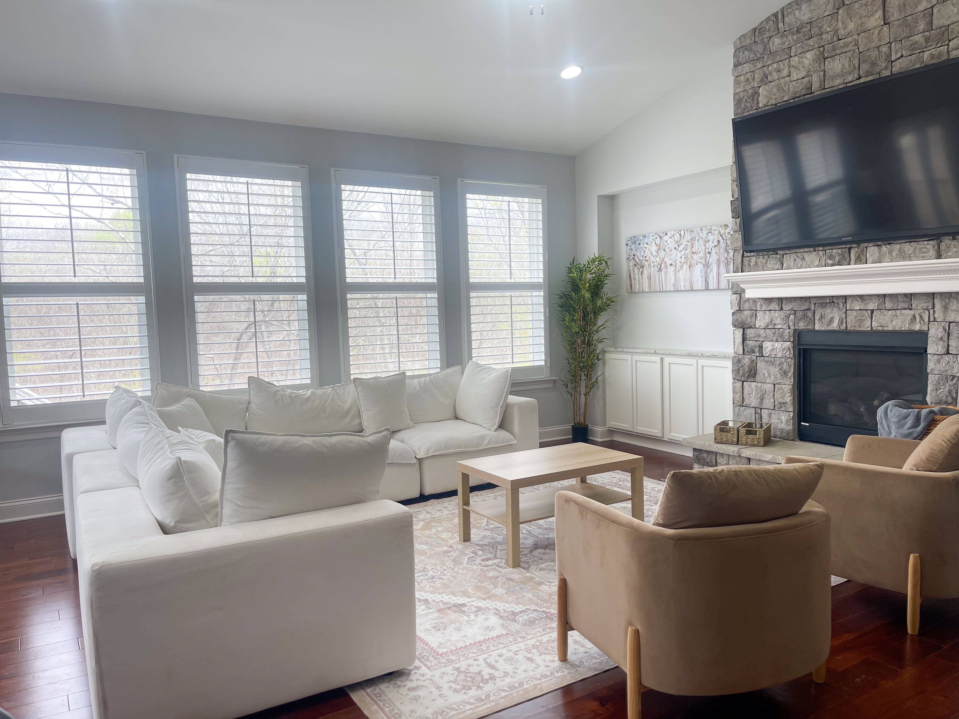 Fairview retreat: Spacious, scenic, sleeps twelve. Thirty miles from Nashville.