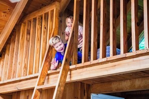 Children’s area - Cabin 7 - Private Log Cabin with loft in Columbia Kentucky (Columbia)