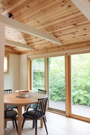 Applewood at Loma Cottages | In-room dining - Loma Cottages (Fish Creek)