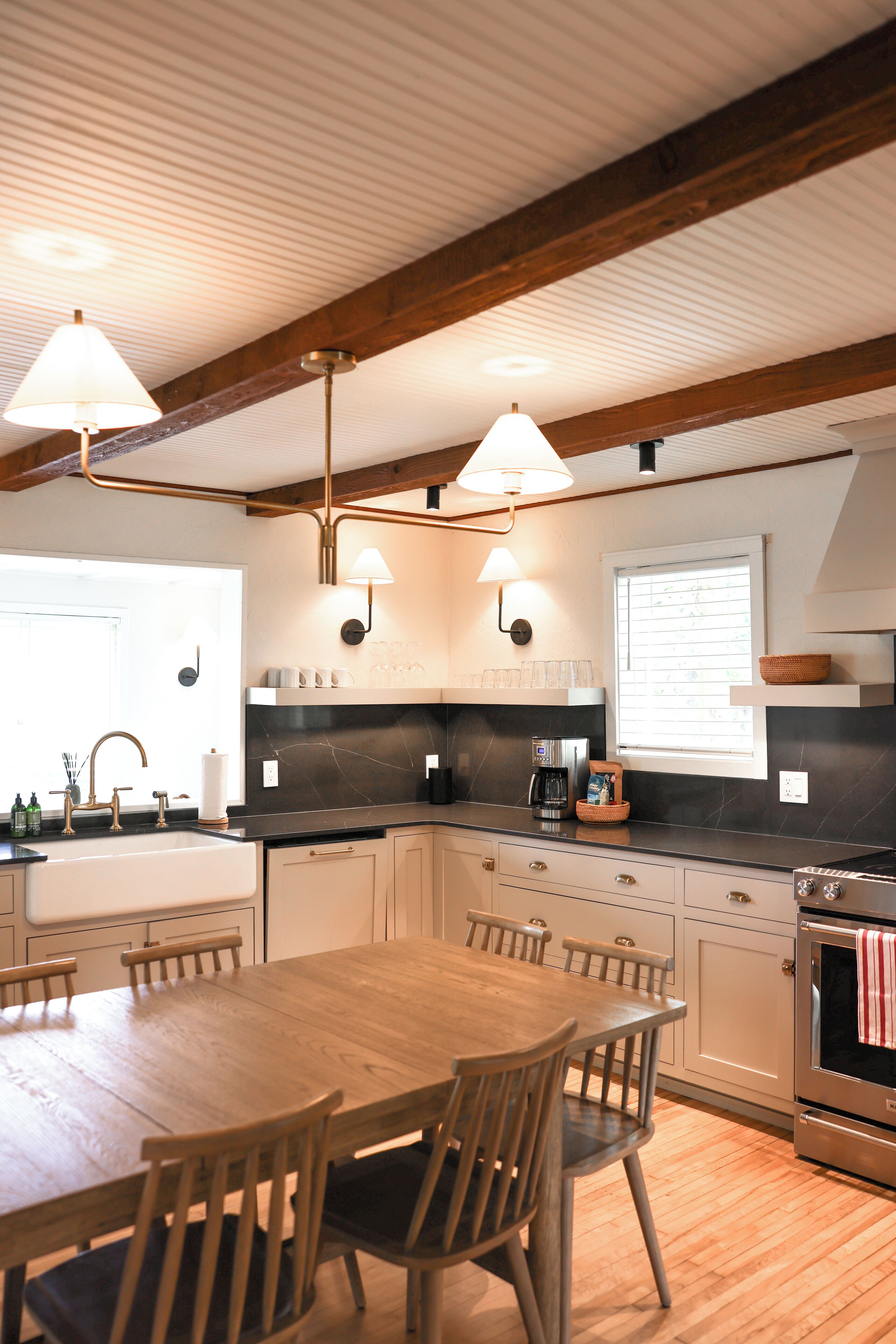 Une cuisine moderne avec des meubles en bois, un grand îlot central et un four encastré.