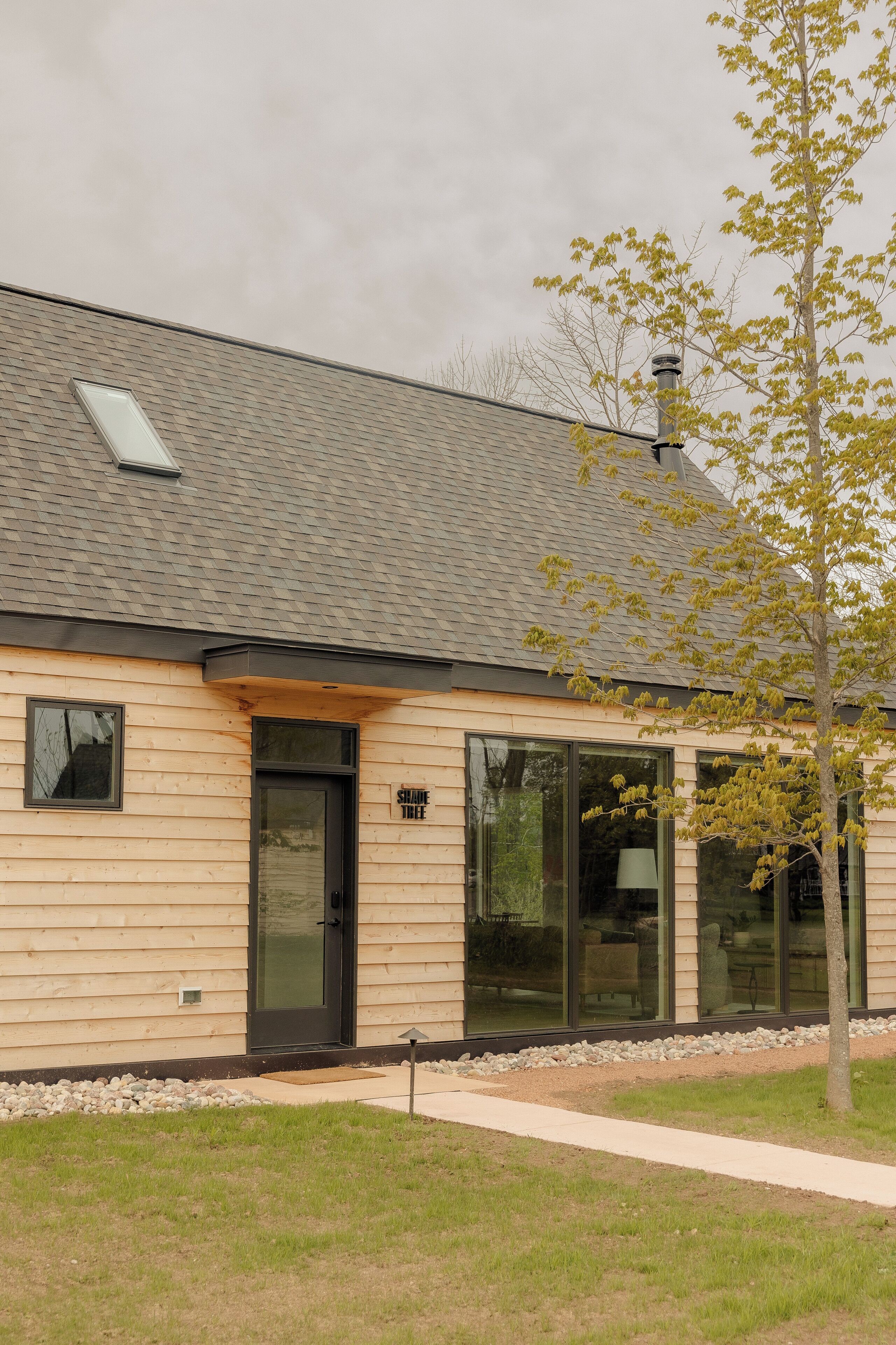 Shade Tree at Loma Cottages | Vista para a rua