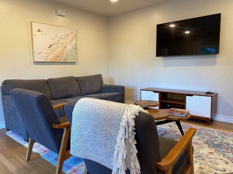 Guest House W/ Private Entry - 2 Bed/1 Bath - Large Pool - Ample Street Parking - Simi Valley, CA