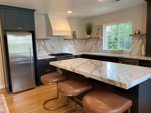 Fridge, microwave, oven, stovetop - Guest house w/ private entry - 2 Bed/1 Bath - Large pool - Ample street parking (Los Angeles)