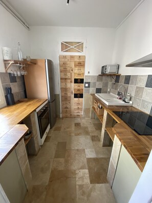 Kjøleskap, mikrobølgeovn, ovn og kokeplater