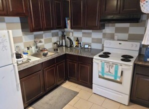 Private kitchen - Downtown Hamilton urban oasis. Close to all major bus routes, shops & eateries. (Hamilton)