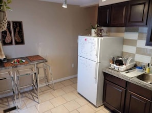 Private kitchen - Downtown Hamilton urban oasis. Close to all major bus routes, shops & eateries. (Hamilton)