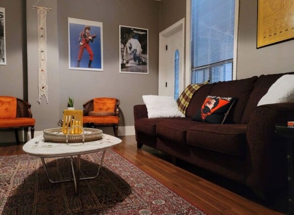 Living area - Downtown Hamilton urban oasis. Close to all major bus routes, shops & eateries. (Hamilton)