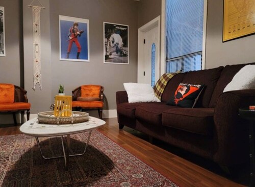 Downtown Hamilton urban oasis. Close to all major bus routes, shops & eateries.