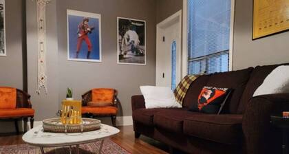 Downtown Hamilton urban oasis. Close to all major bus routes, shops & eateries.