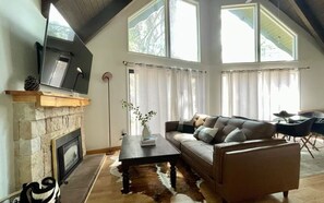 Smart TV, chimenea, futbolito y libros