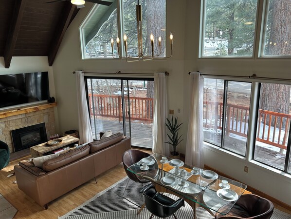 Smart TV, chimenea, futbolito y libros 