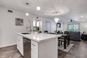 Interior - Fully Remodeled 2 Bedroom 2 full bath Condo in the heart of Old Town Scottsdale! (Scottsdale)